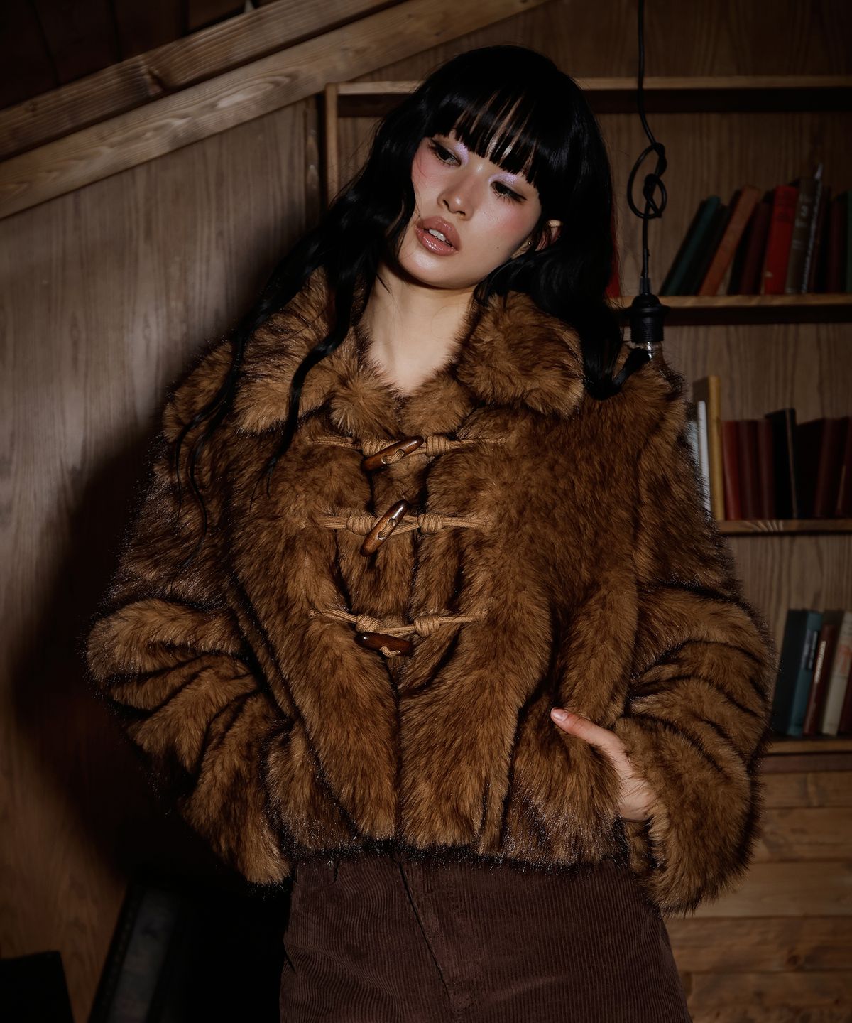 엘엠알(LMR) 플러피 카라 크롭 퍼 자켓 BROWN