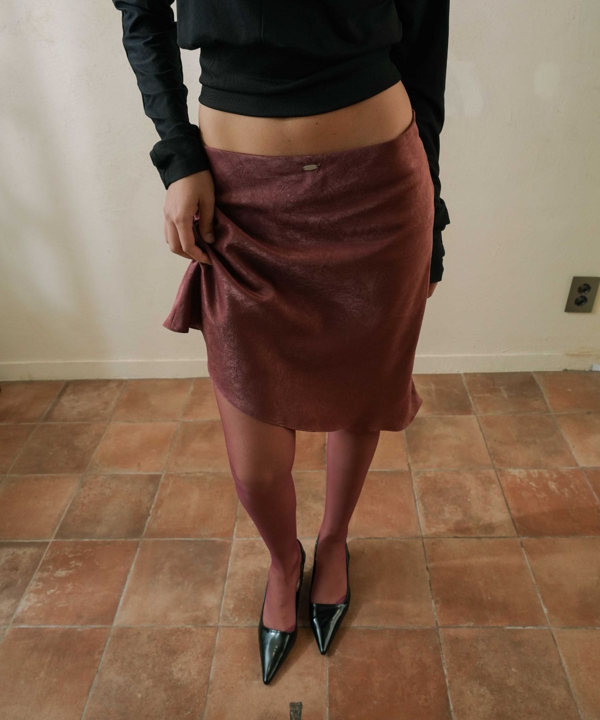 피프트 에일리어스(FIFTHALIAS) Crease satin midi skirt Burgundy