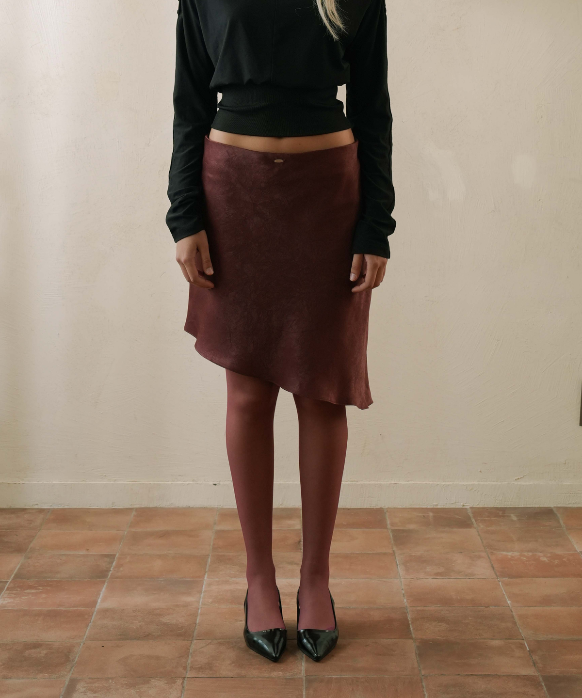 피프트 에일리어스(FIFTHALIAS) Crease satin midi skirt Burgundy