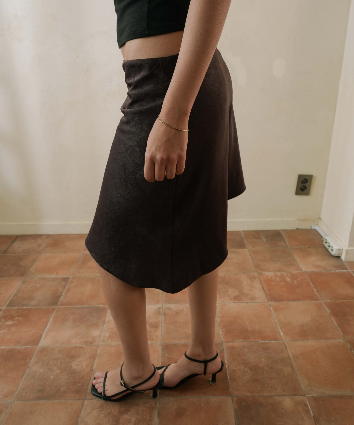 피프트 에일리어스(FIFTHALIAS) Crease satin midi skirt Brown