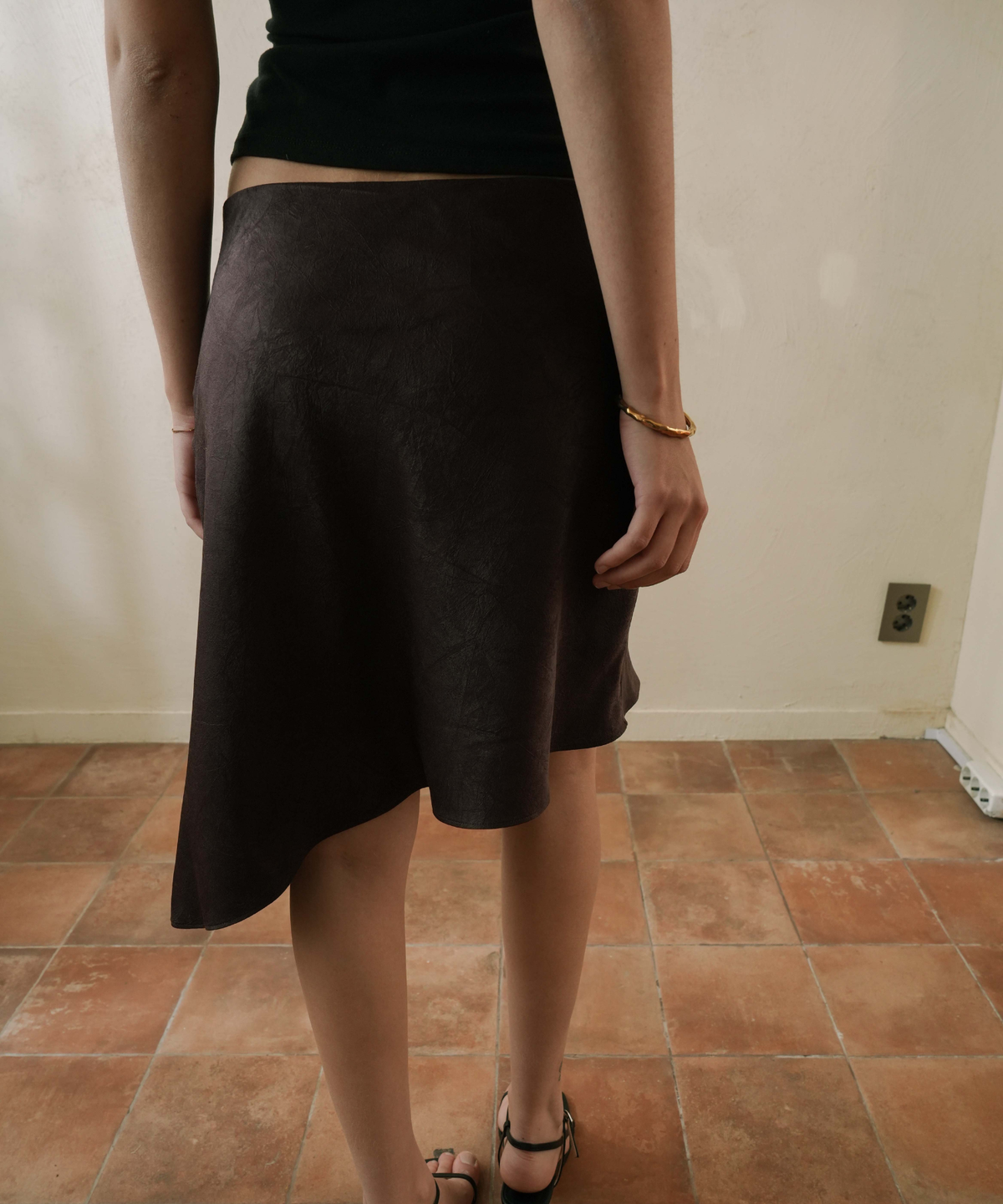 피프트 에일리어스(FIFTHALIAS) Crease satin midi skirt Brown