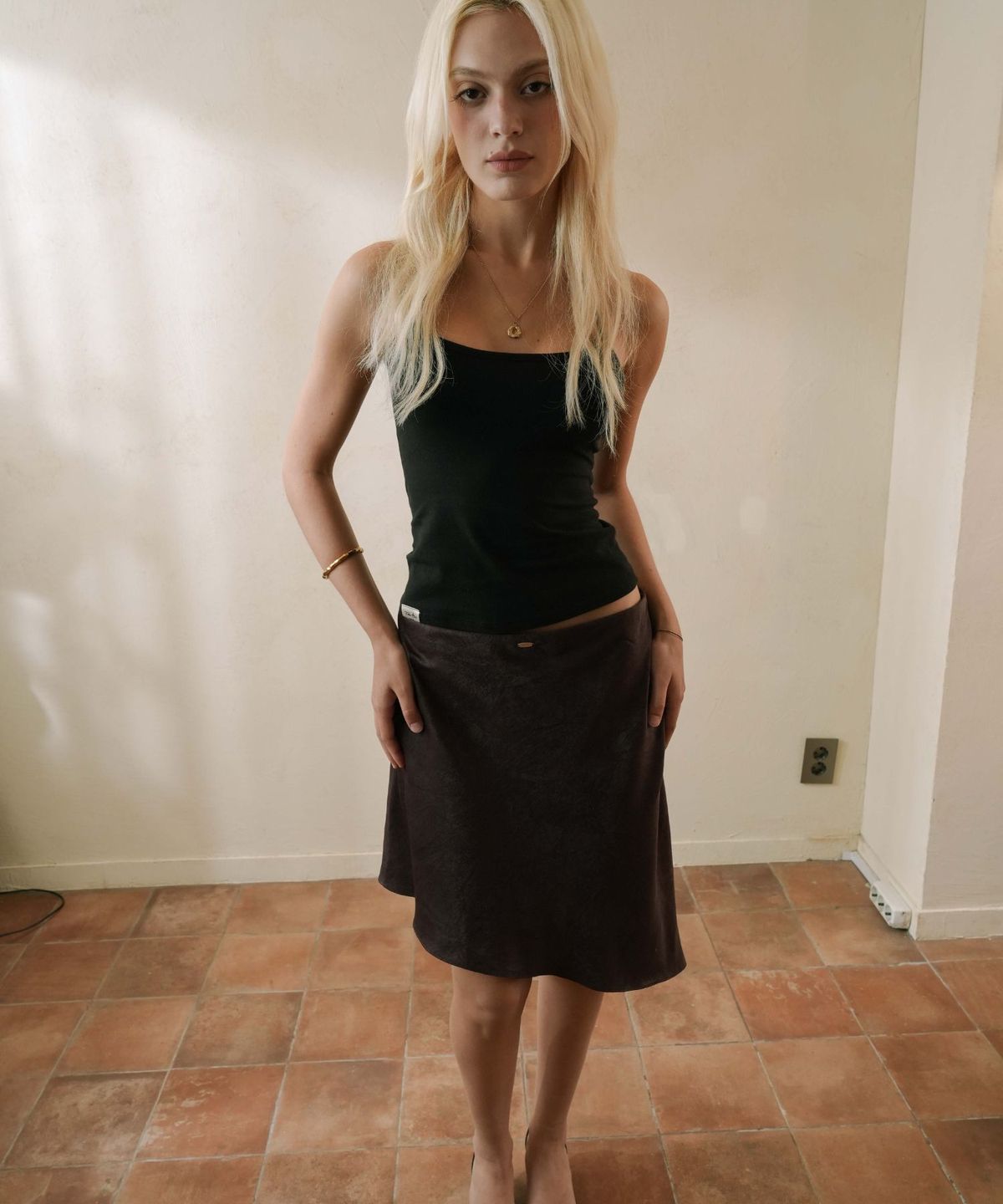 피프트 에일리어스(FIFTHALIAS) Crease satin midi skirt Brown