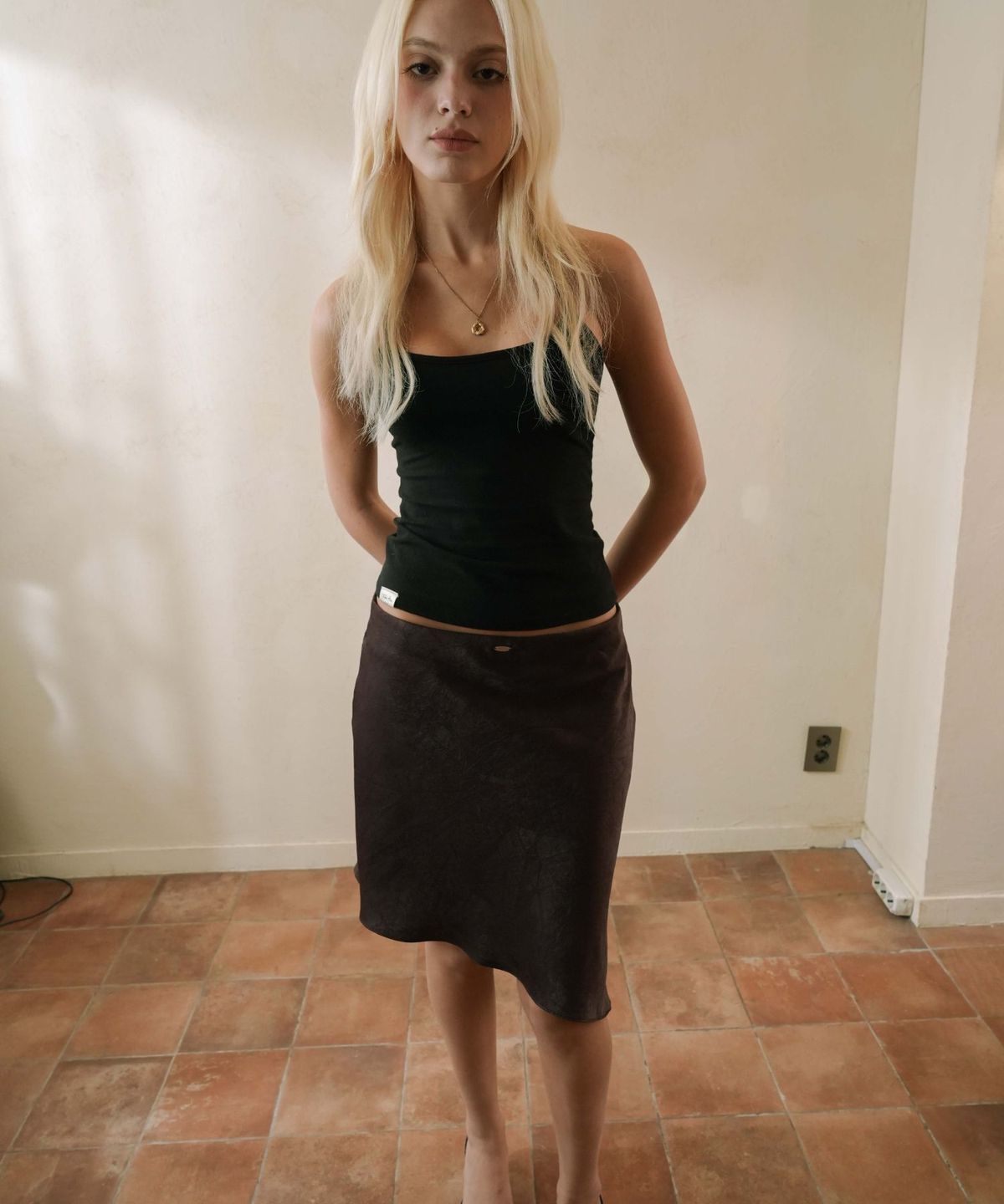 피프트 에일리어스(FIFTHALIAS) Crease satin midi skirt Brown