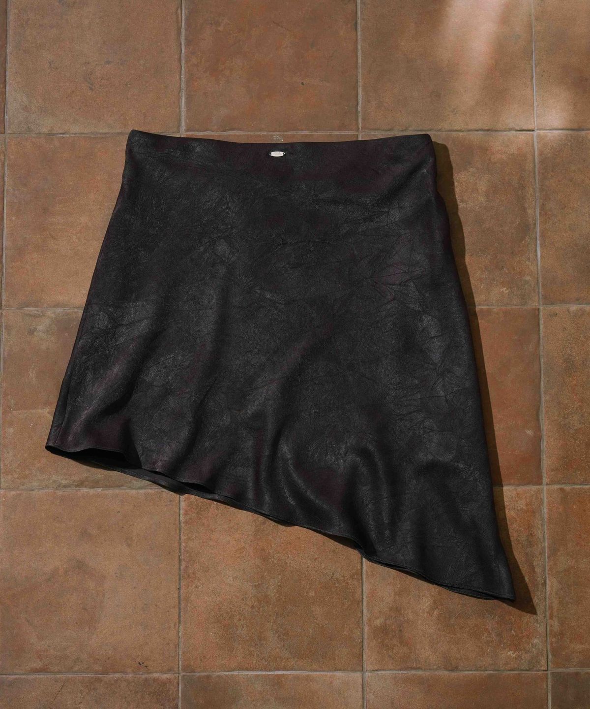 피프트 에일리어스(FIFTHALIAS) Crease satin midi skirt Brown
