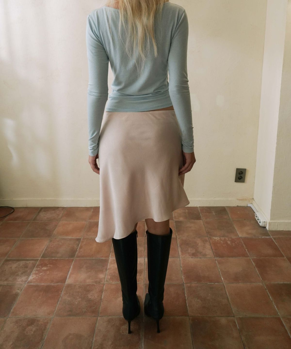 피프트 에일리어스(FIFTHALIAS) Crease satin midi skirt Sand