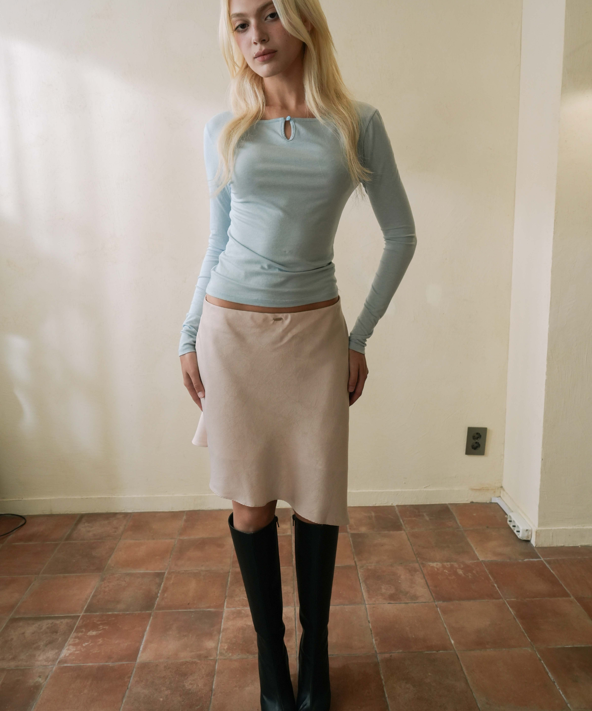 피프트 에일리어스(FIFTHALIAS) Crease satin midi skirt Sand