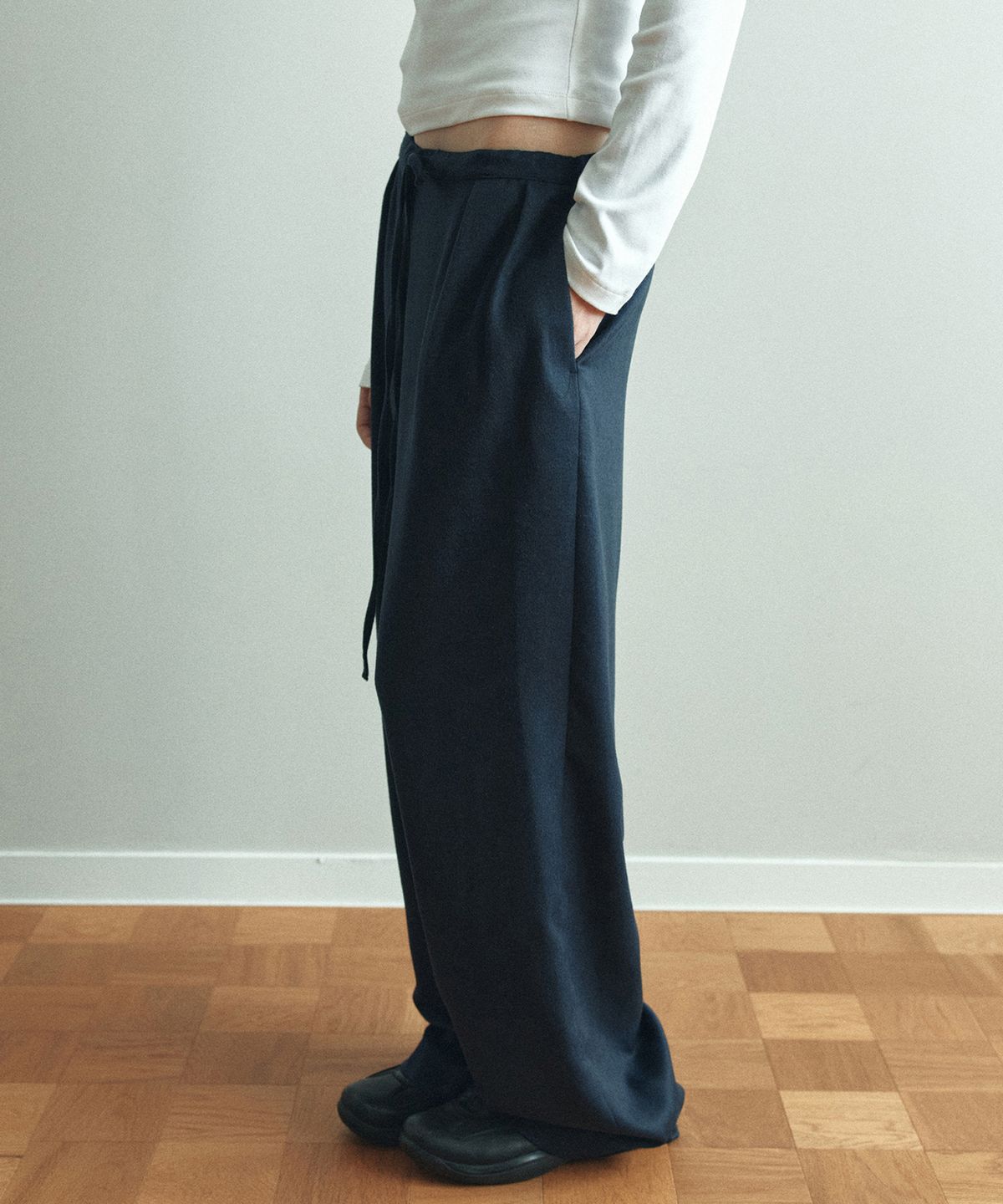 파로(FAHRO) WIDE TWO TUCK PANTS NAVY