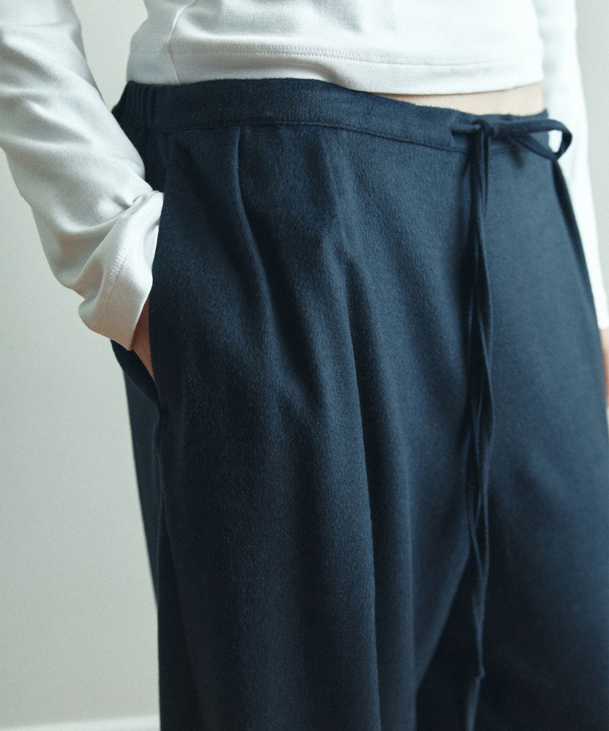 파로(FAHRO) WIDE TWO TUCK PANTS NAVY