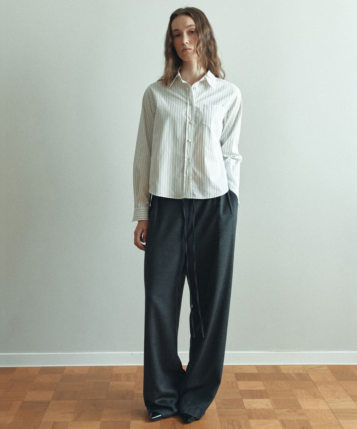 파로(FAHRO) WIDE TWO TUCK PANTS CHARCOAL