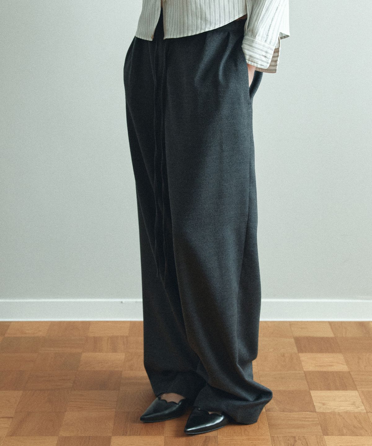 파로(FAHRO) WIDE TWO TUCK PANTS CHARCOAL