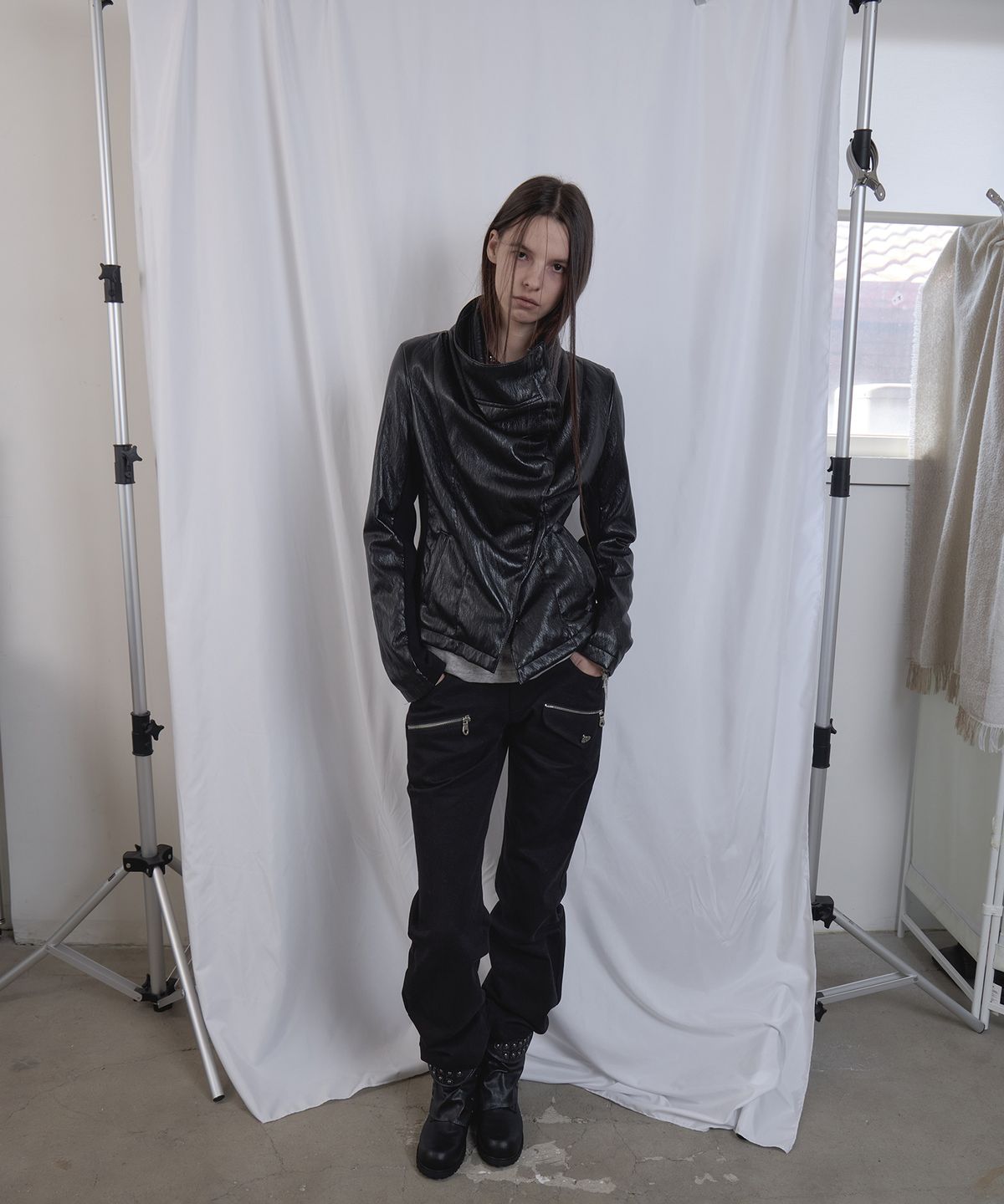 애시메트리(ASYMMETRY) DISTORTED ZIP PANTS