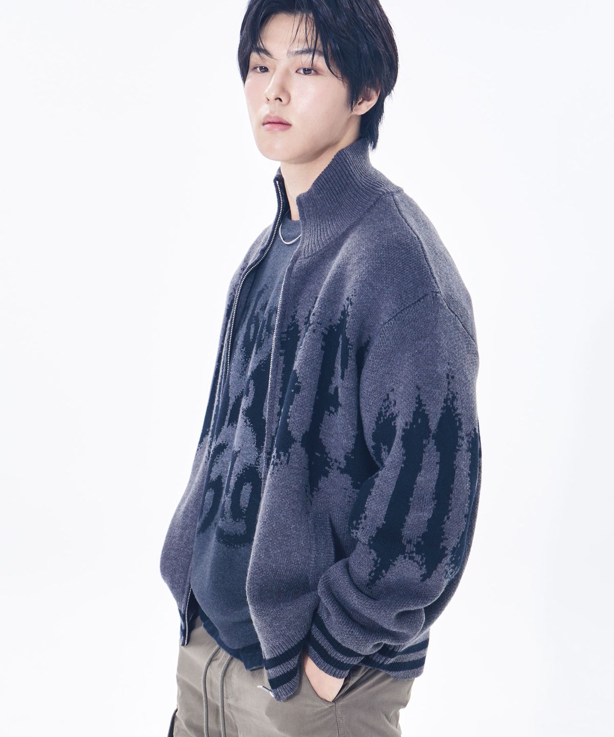 벙커버스터(BUNKERBUSTER) 하이넥 블러디 로고 니트 집업 MR5SU502_CHARCOAL