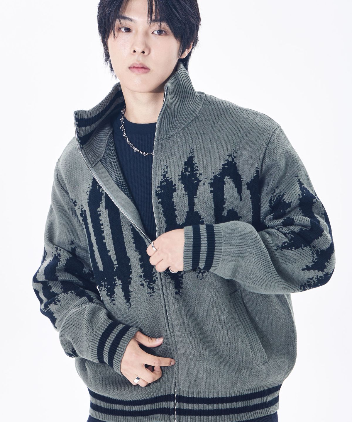 벙커버스터(BUNKERBUSTER) 하이넥 블러디 로고 니트 집업 MR5SU502_KHAKI