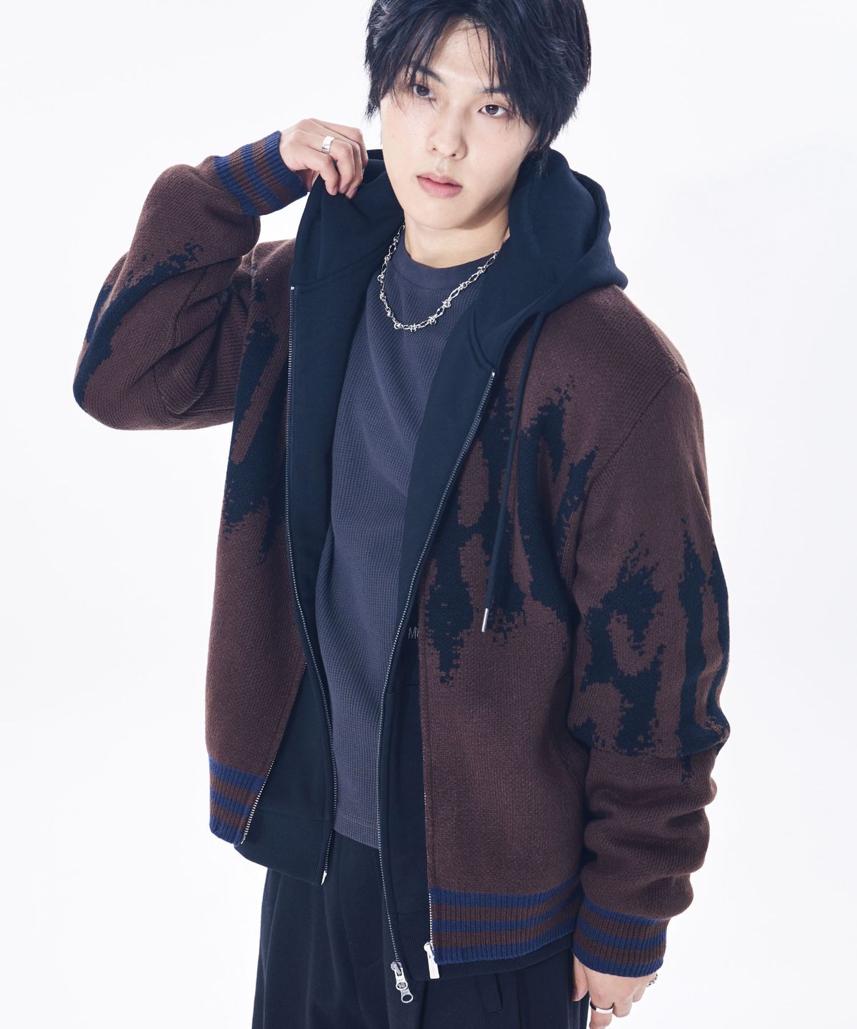 벙커버스터(BUNKERBUSTER) 하이넥 블러디 로고 니트 집업 MR5SU502_BROWN