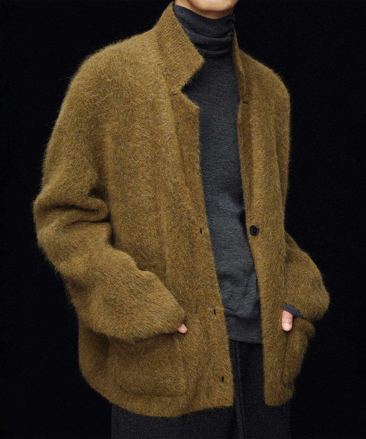 우마뭉(UMARMUNG) Hairy alpaca collared knitted jacket_Olive