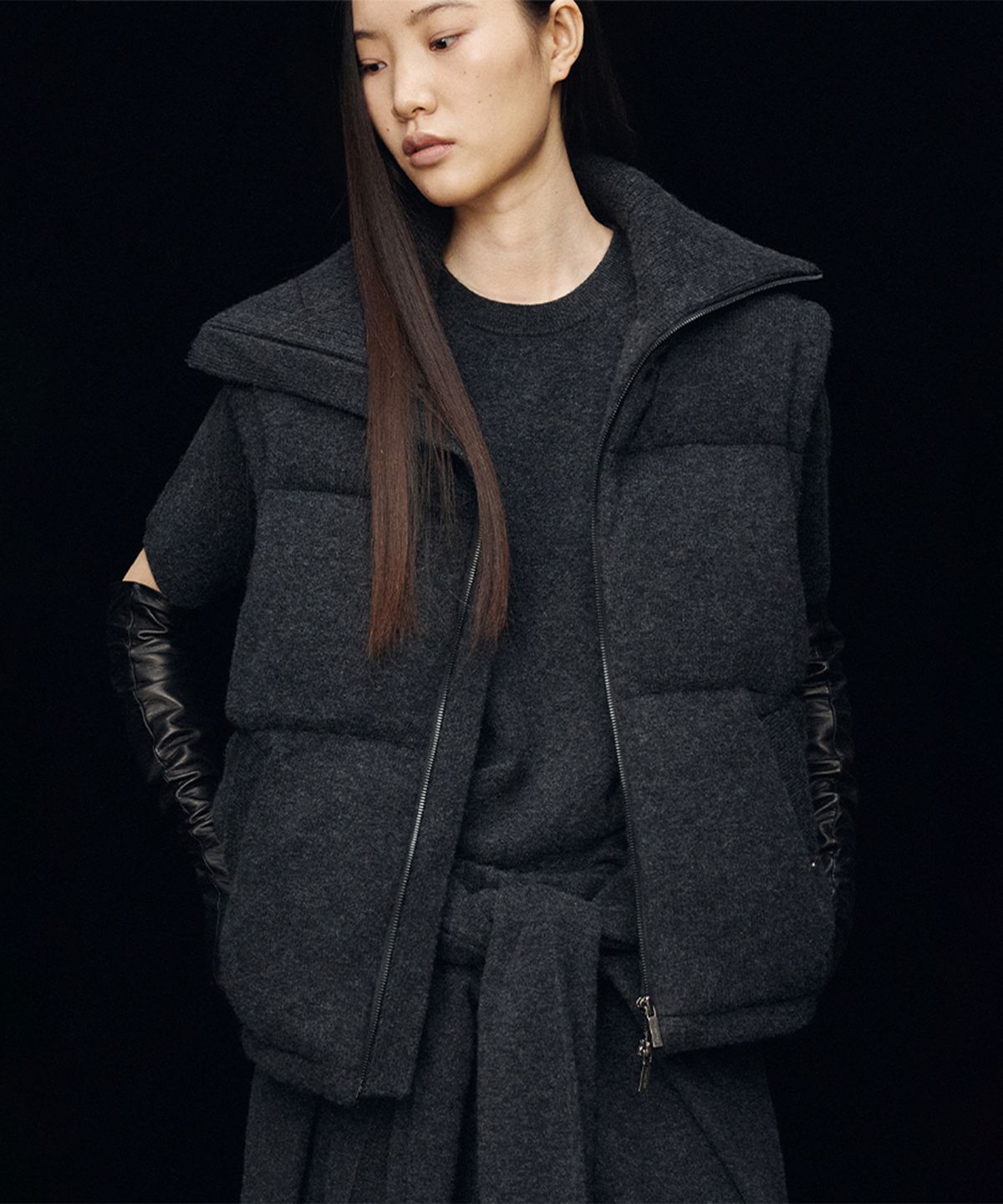우마뭉(UMARMUNG) Wool cashmere detachable sleeve puffer jacket_Graphite
