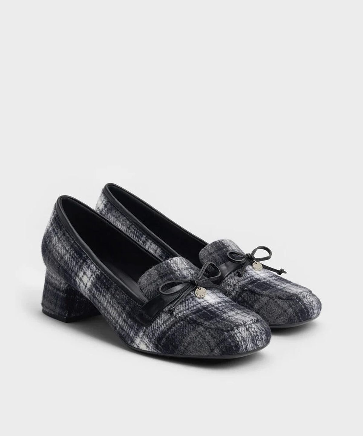 찰스앤키스(CHARLES & KEITH) 서클 참 보우 로퍼 펌프스 3colors CK1-60580358