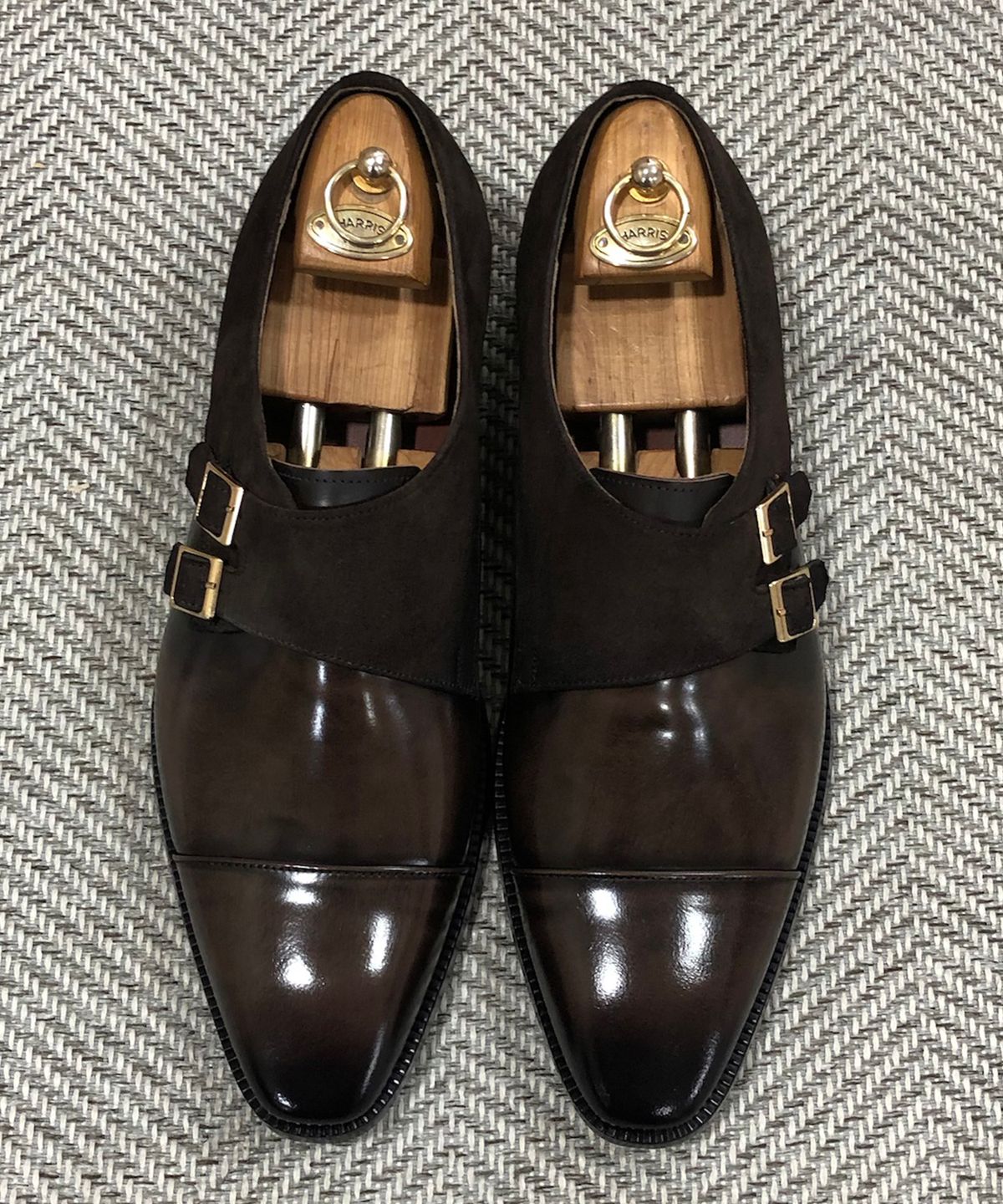 조앤슈(JOENSHOE) 브루흐 투패턴 골드버클 몽크스트랩 다크브라운