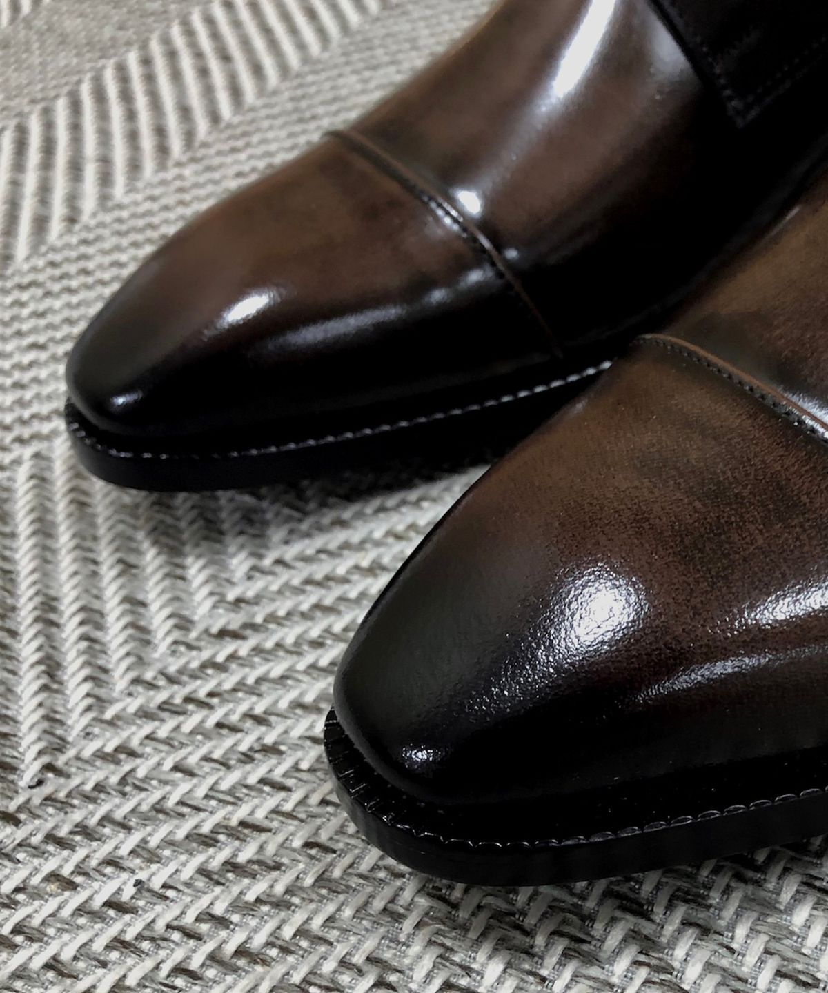 조앤슈(JOENSHOE) 브루흐 투패턴 골드버클 몽크스트랩 다크브라운