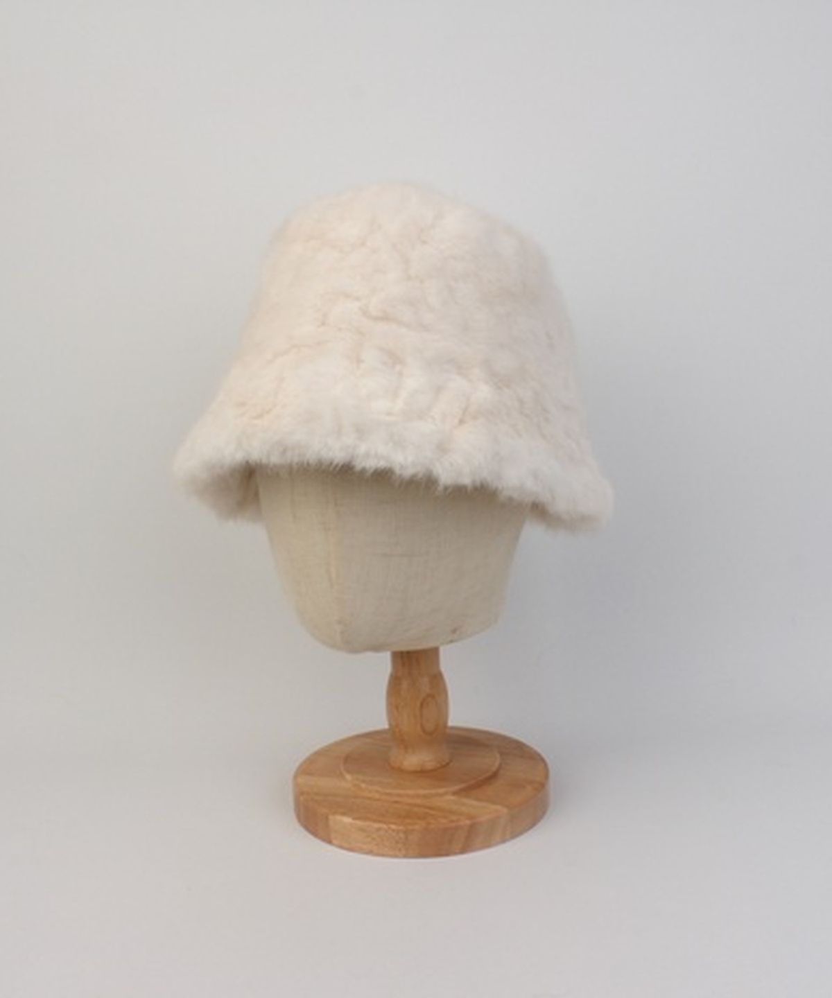 유니버셜 케미스트리(UNIVERSAL CHEMISTRY) Baby Fur Ivory Bucket Hat 버킷햇