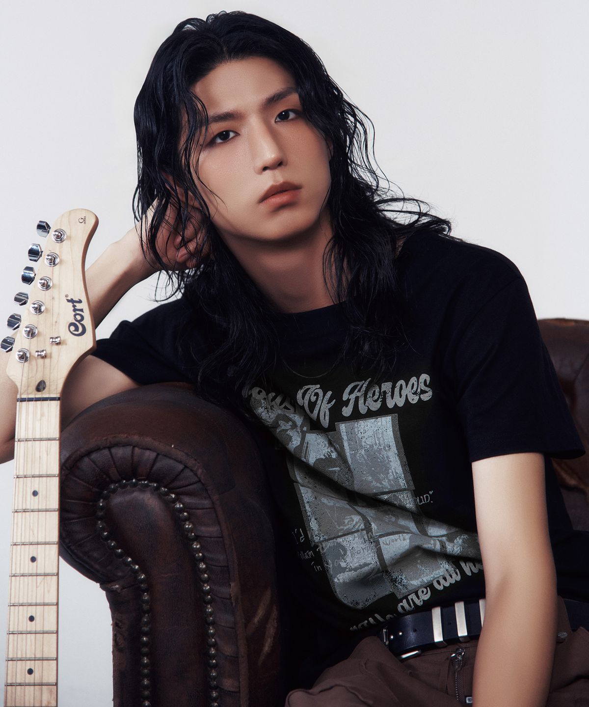 더바이닐하우스(THEVINYLHOUSE) [더바이닐하우스 X 엑디즈] HOUSE OF HERO TEE BLACK