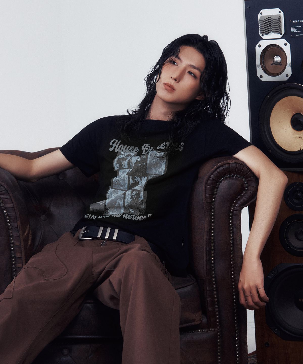 더바이닐하우스(THEVINYLHOUSE) [더바이닐하우스 X 엑디즈] HOUSE OF HERO TEE BLACK