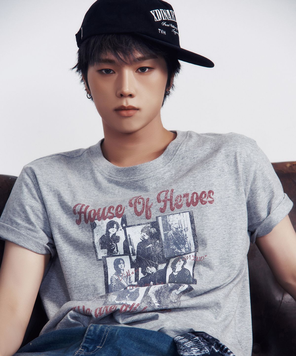 더바이닐하우스(THEVINYLHOUSE) [더바이닐하우스 X 엑디즈] HOUSE OF HERO TEE GREY