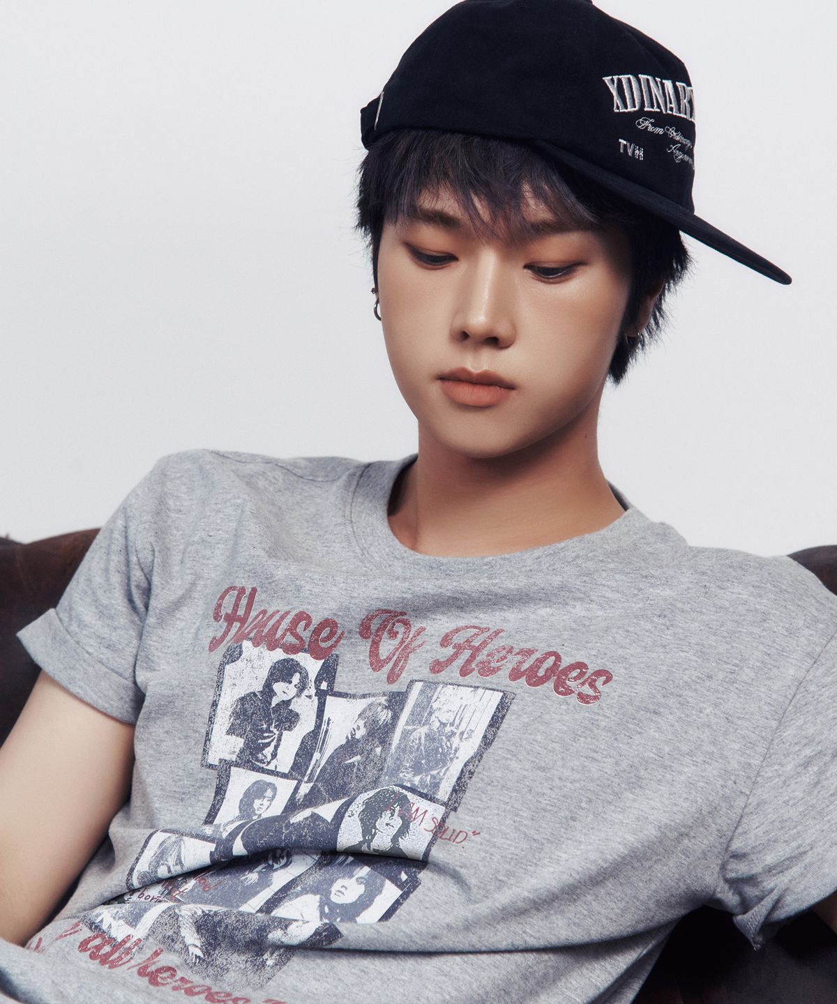 더바이닐하우스(THEVINYLHOUSE) [더바이닐하우스 X 엑디즈] HOUSE OF HERO TEE GREY