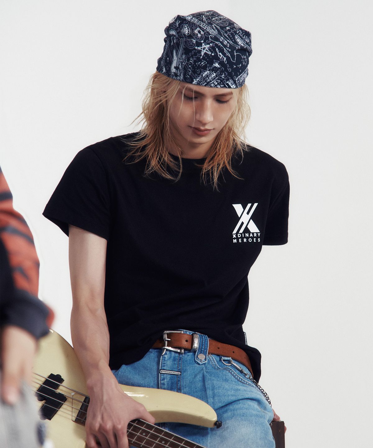 더바이닐하우스(THEVINYLHOUSE) [더바이닐하우스 X 엑디즈] SOUND WAVE TEE BLACK
