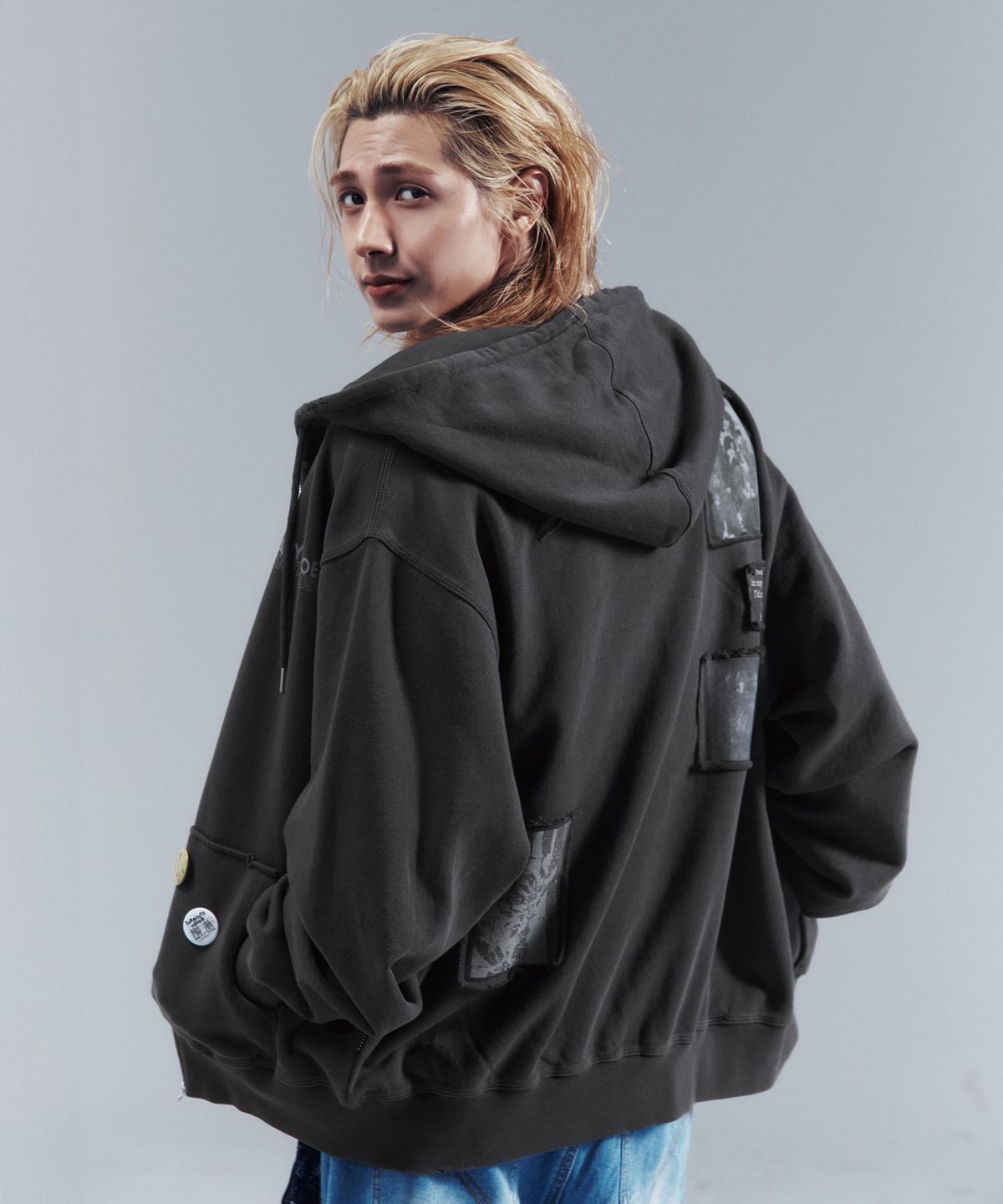 더바이닐하우스(THEVINYLHOUSE) [더바이닐하우스 X 엑디즈] PATCH HOODIE ZIP-UP CHARCOAL