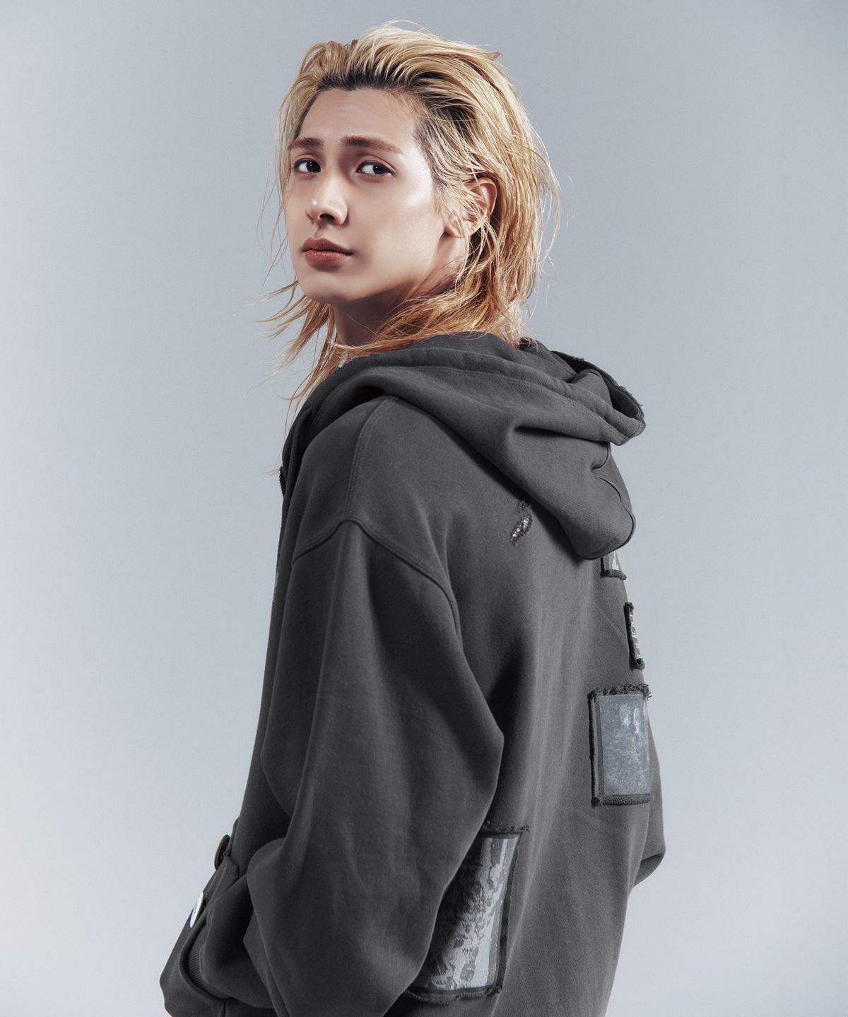 더바이닐하우스(THEVINYLHOUSE) [더바이닐하우스 X 엑디즈] PATCH HOODIE ZIP-UP CHARCOAL