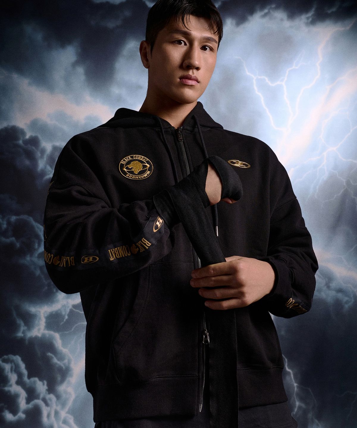본투윈(BORN TO WIN) [BORNTOWIN X BLACK COMBAT] HOODIE ZIP-UP [BLACK]