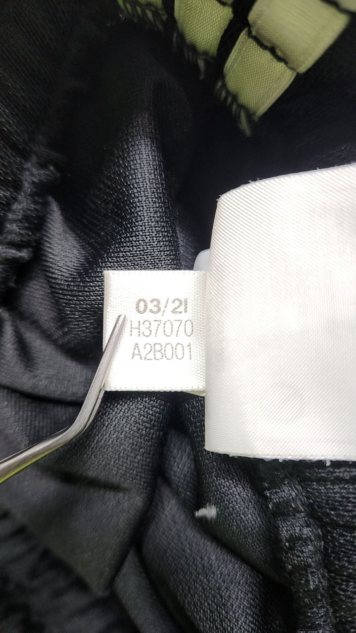 아디다스(ADIDAS) 로고 트레이닝 팬츠 - 블랙 / H37070 M