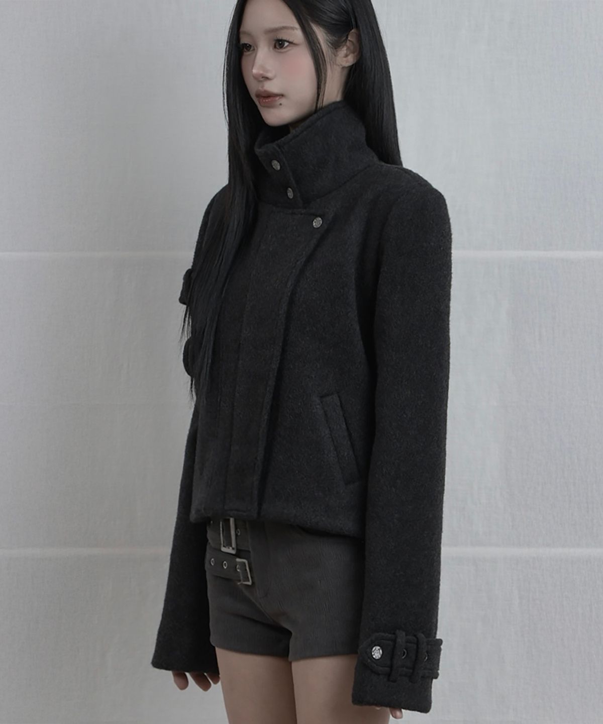 에트오소메(ETRE AU SOMMET) Contrast Panel Buckle Short Coat (Black)