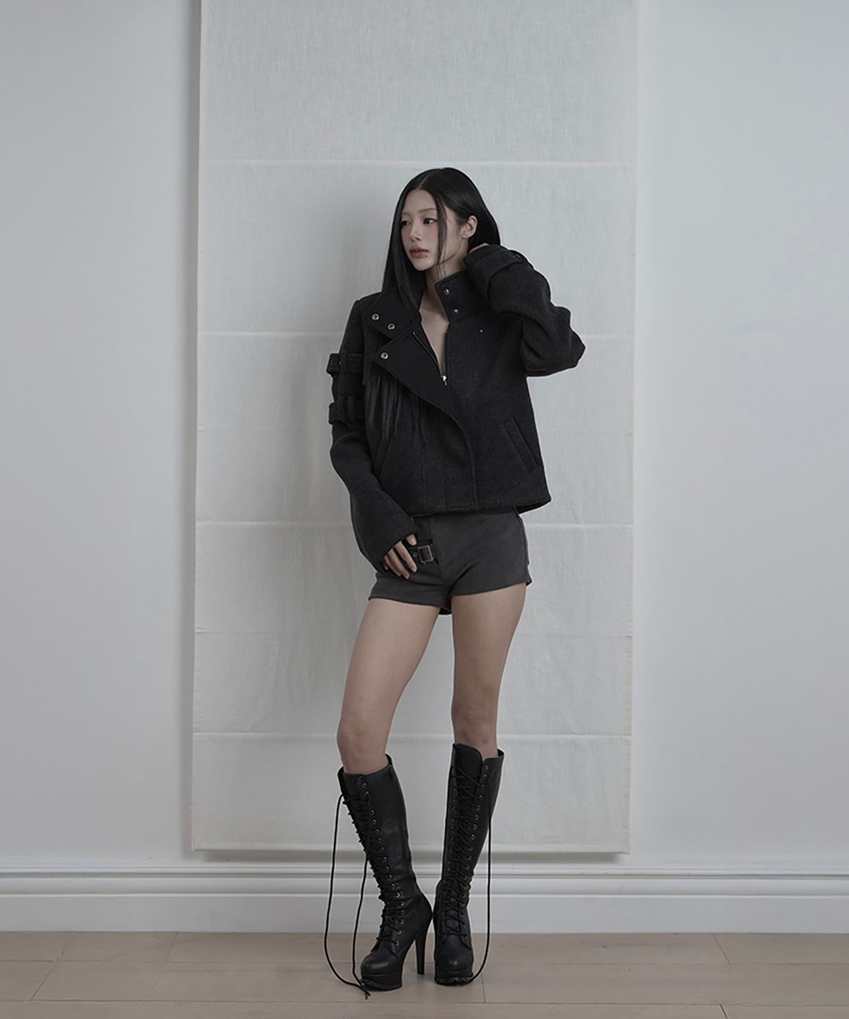 에트오소메(ETRE AU SOMMET) Contrast Panel Buckle Short Coat (Black)