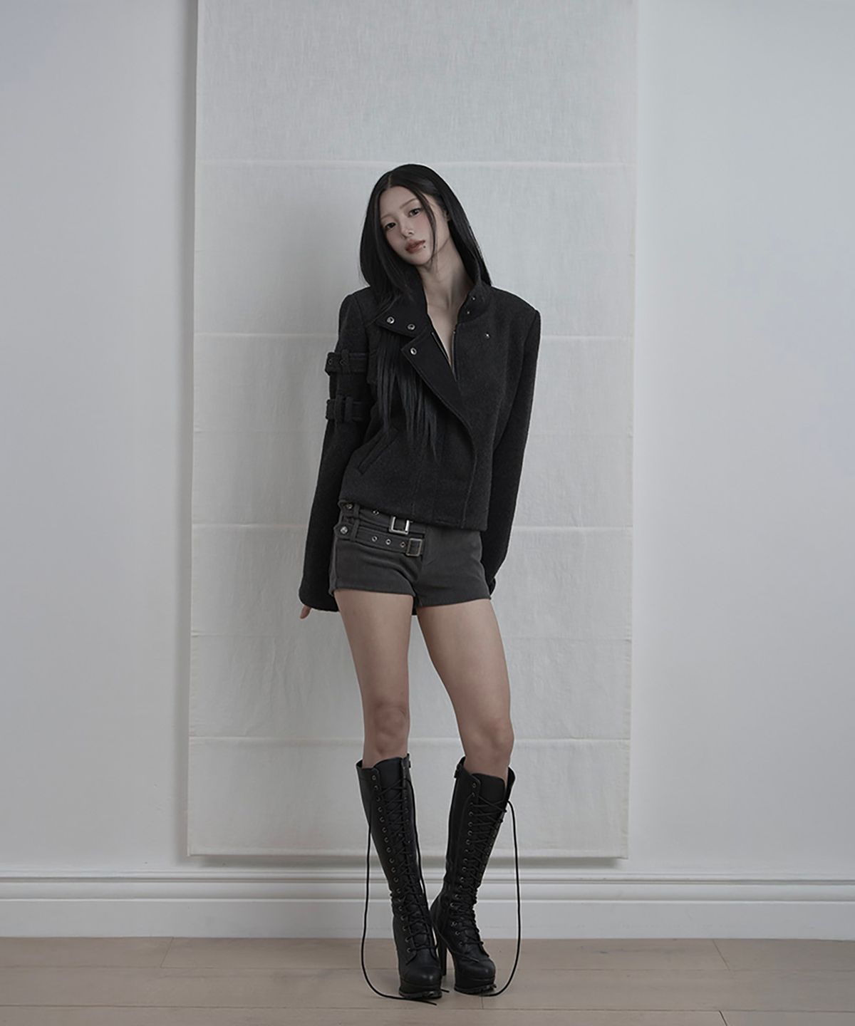 에트오소메(ETRE AU SOMMET) Contrast Panel Buckle Short Coat (Black)