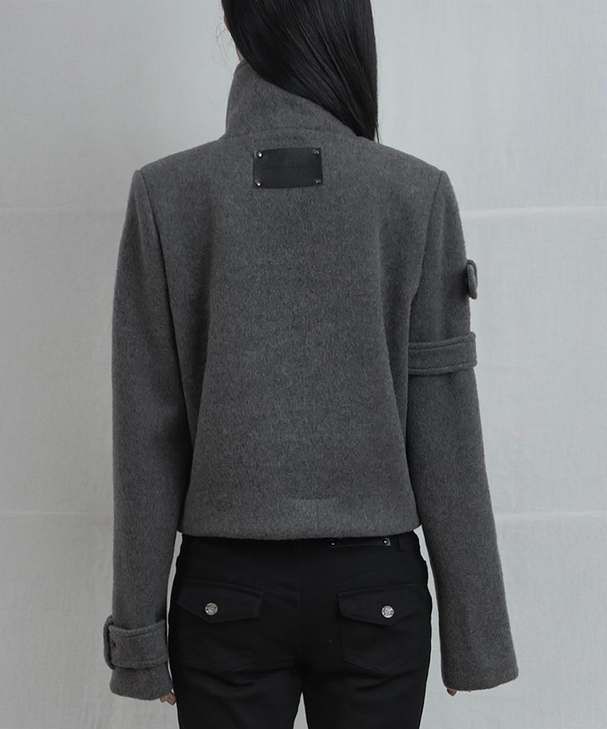 에트오소메(ETRE AU SOMMET) Contrast Panel Buckle Short Coat (Charcoal)