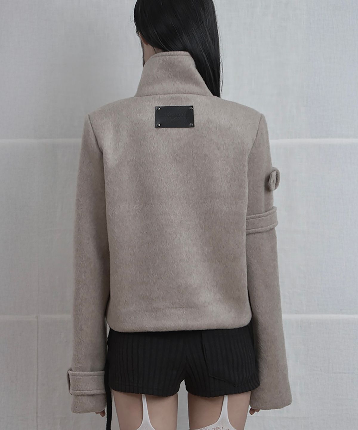 에트오소메(ETRE AU SOMMET) Contrast Panel Buckle Short Coat (Beige)