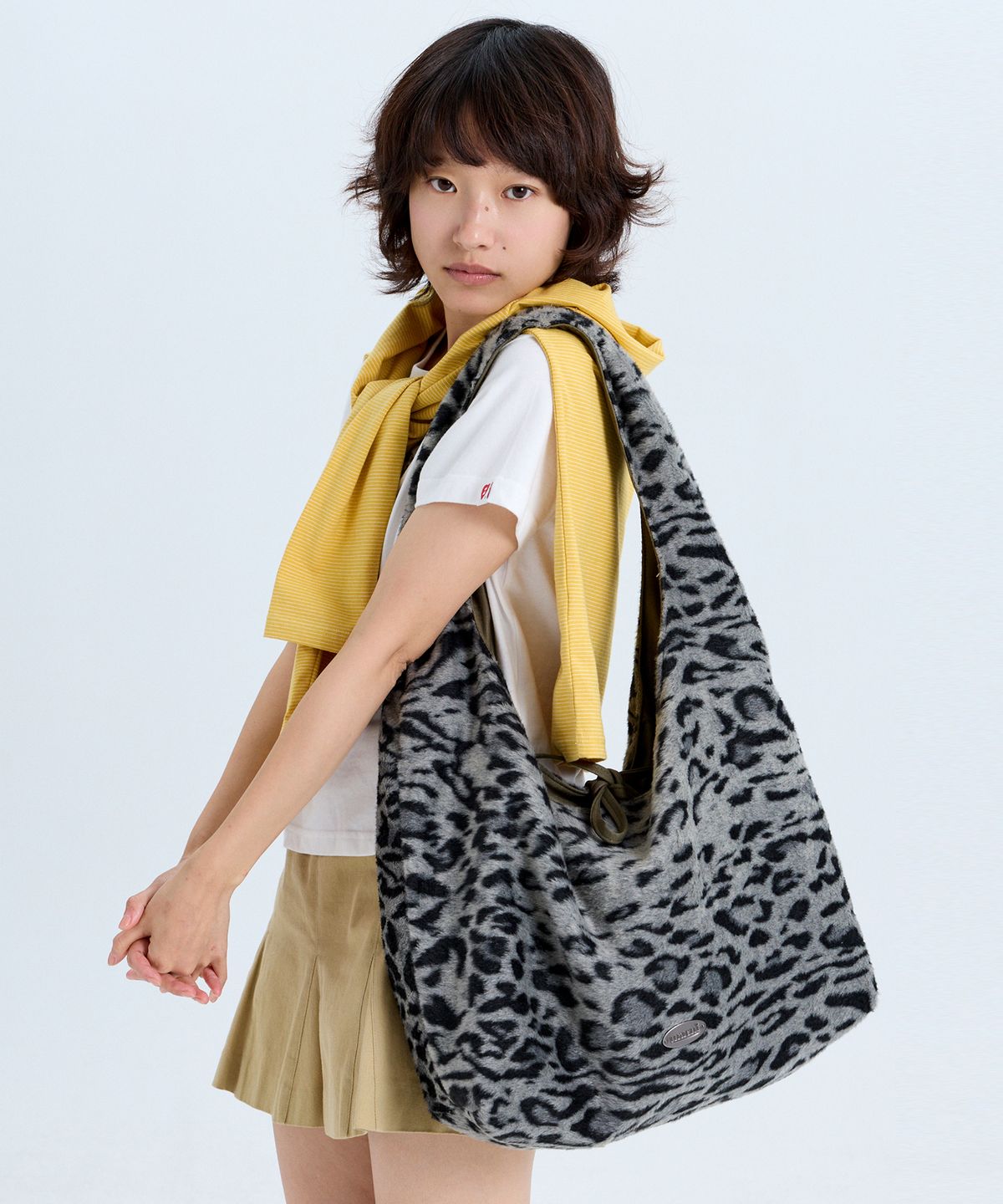 마크니(MACNI) FLIP SUEDE SHOULDER BAG OLIVE