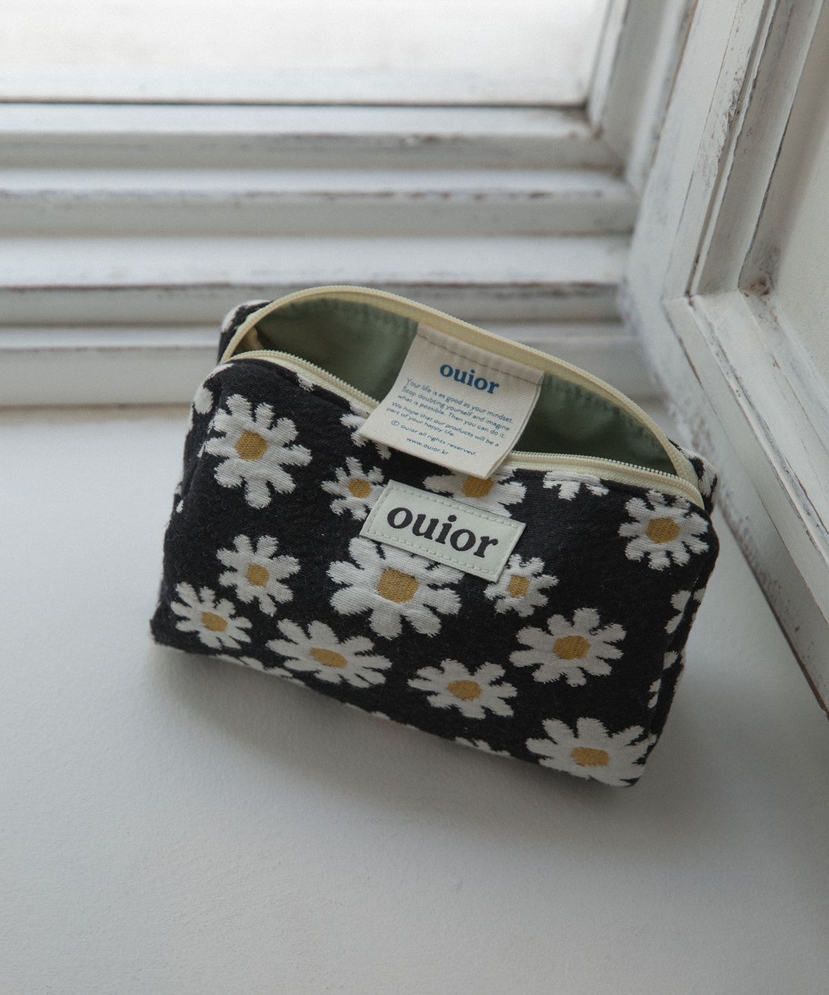 위올(OUIOR) [기프트박스]ouior everyday pouch_marguerite black