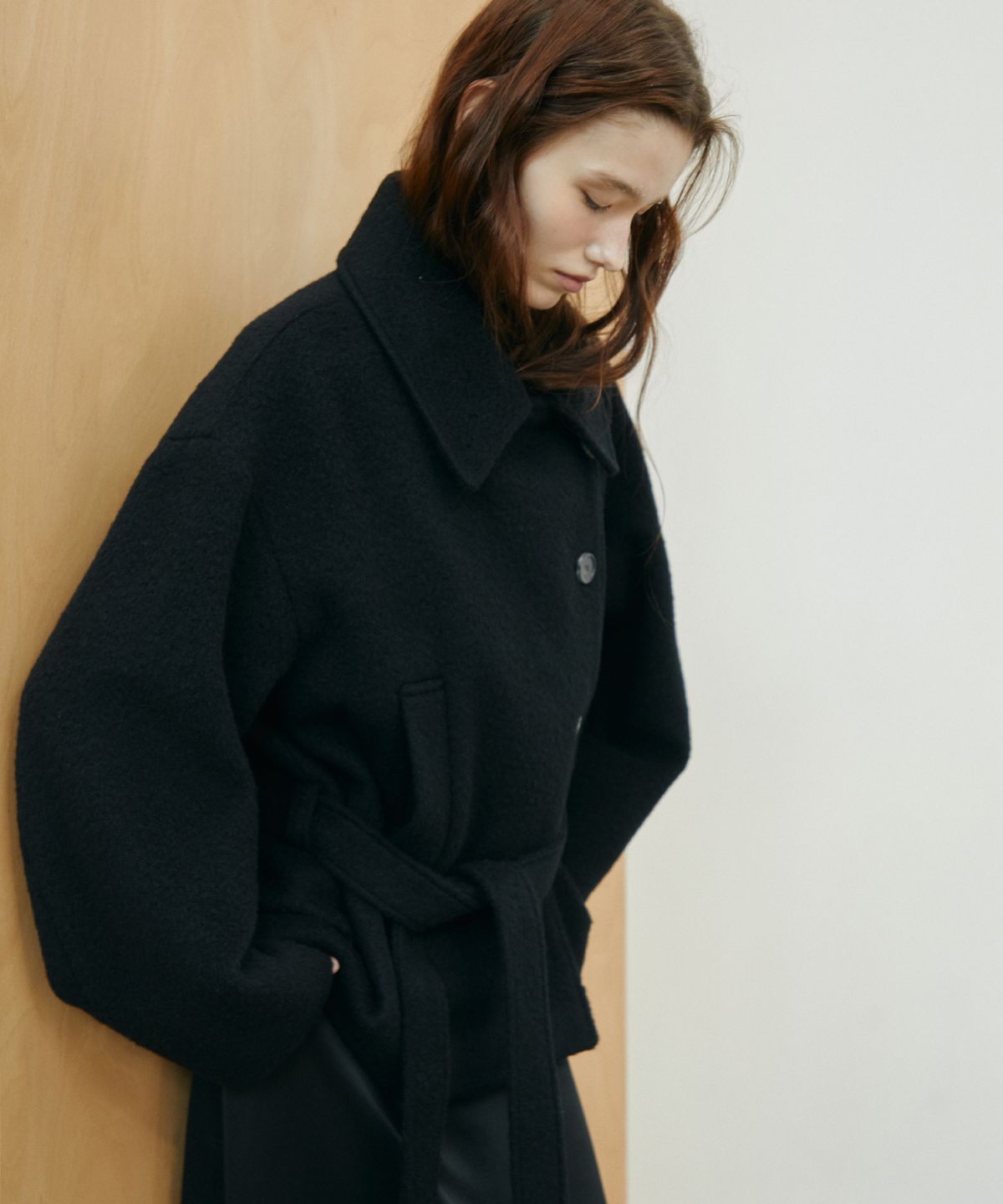 일로일(ILOIL) Alpaca Blend Low-Waist Belted Double Coat_Black