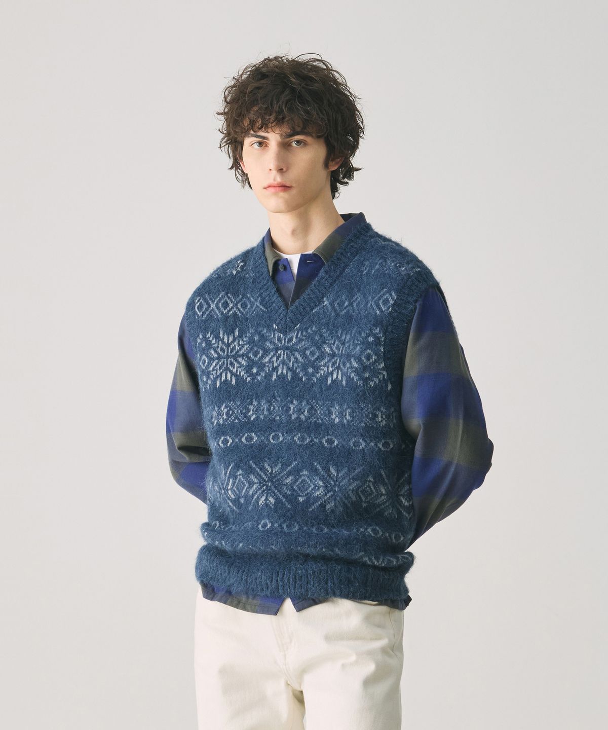 건지 울른스(Guernsey Woollens) 스노우 플레이크 알파카 브이넥 베스트 - 네이비