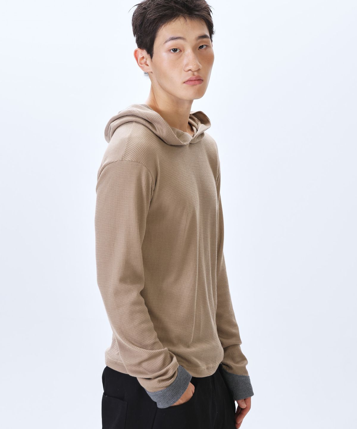 플레이스스튜디오맨(PLACESTUDIOMAN) 데일리 소매 배색 포인트 루즈핏 와플 코튼 후드 긴팔 레이어드 티셔츠_2COLOR
