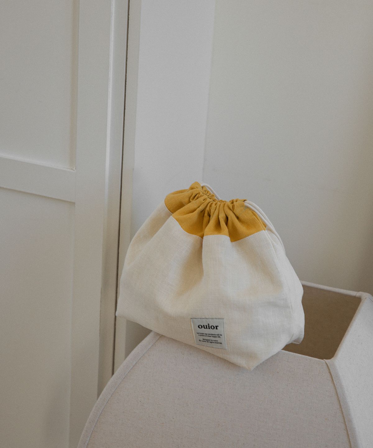 위올(OUIOR) [기프트박스]ouior chubby string pouch_mustard&cream