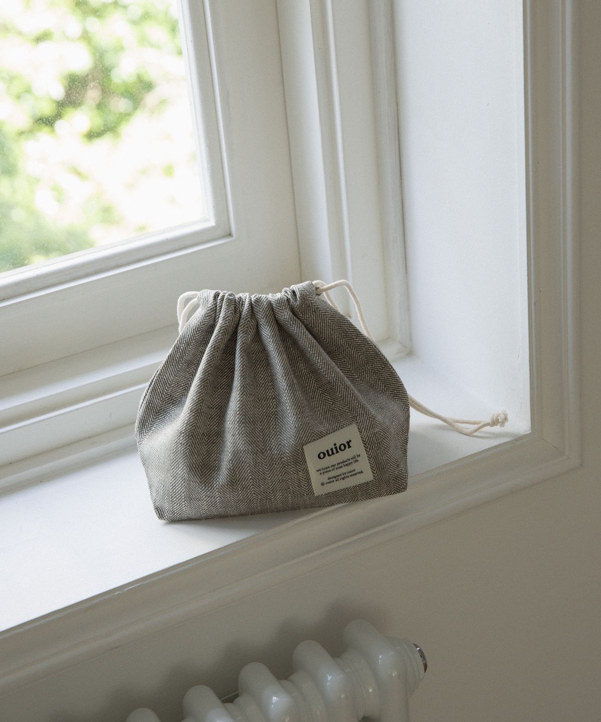 위올(OUIOR) [기프트박스]ouior chubby string pouch_herringbone khaki brown