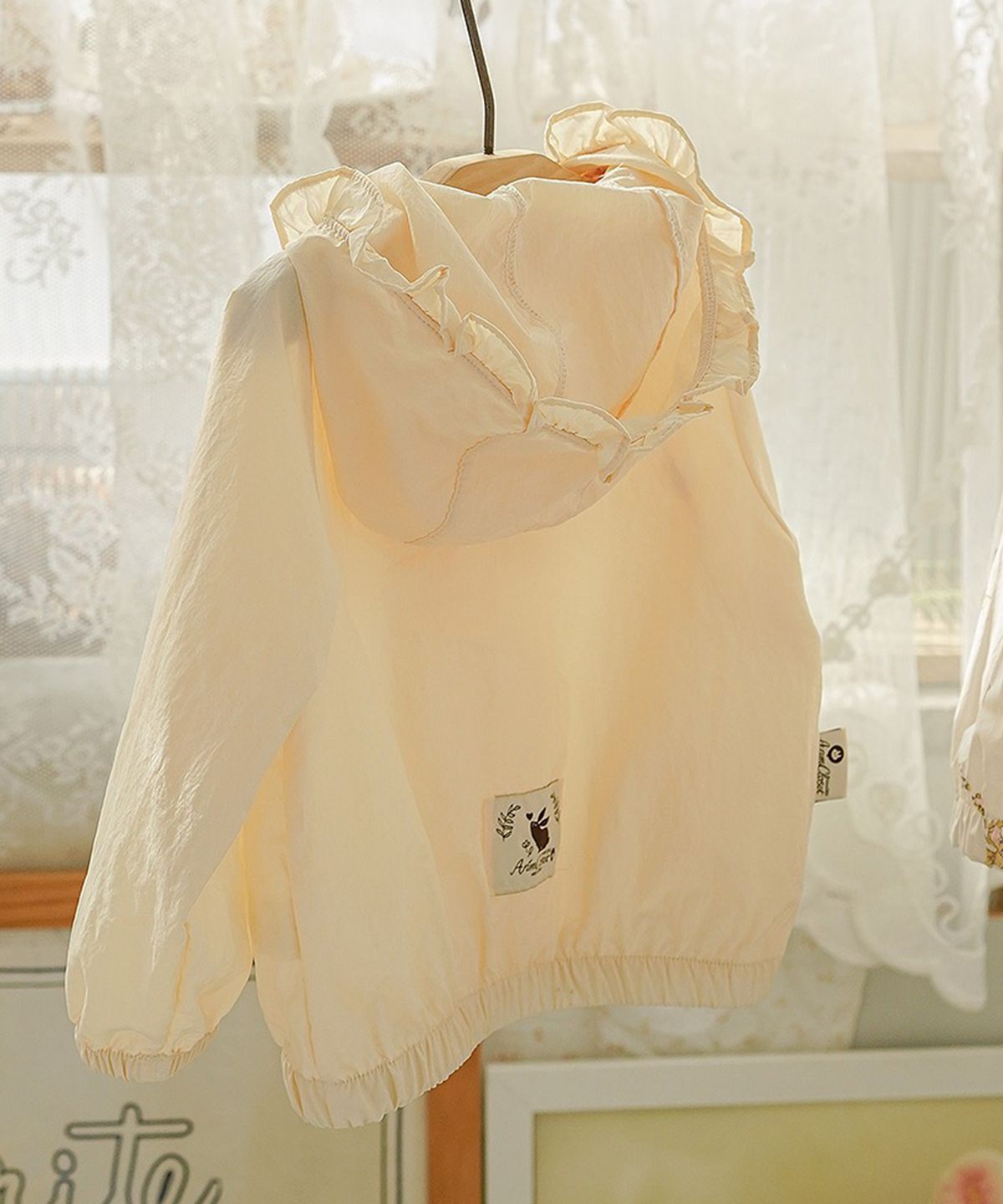 아림클로젯(ARIMCLOSET) 살랑이는 바람에 작은 손 흔들어 인사해요 - 아기 프릴 바람막이