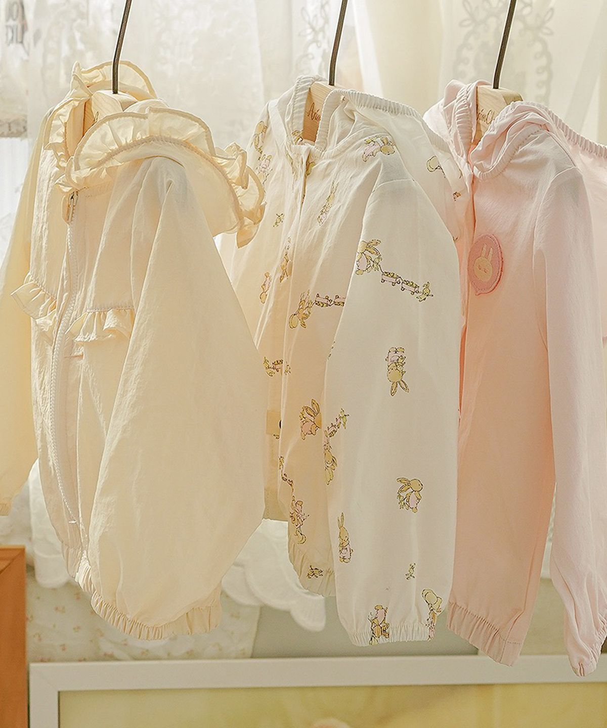 아림클로젯(ARIMCLOSET) 살랑이는 바람에 작은 손 흔들어 인사해요 - 아기 프릴 바람막이