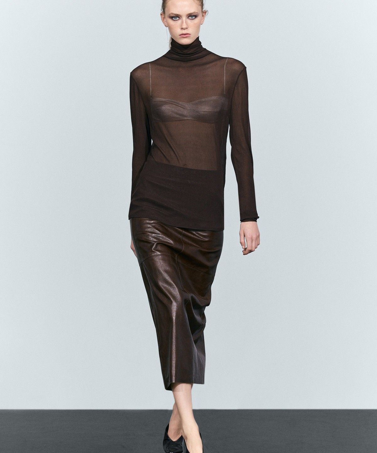 마시모두띠(MASSIMO DUTTI) 나파 가죽 심 디테일 일자형 미디 스커트