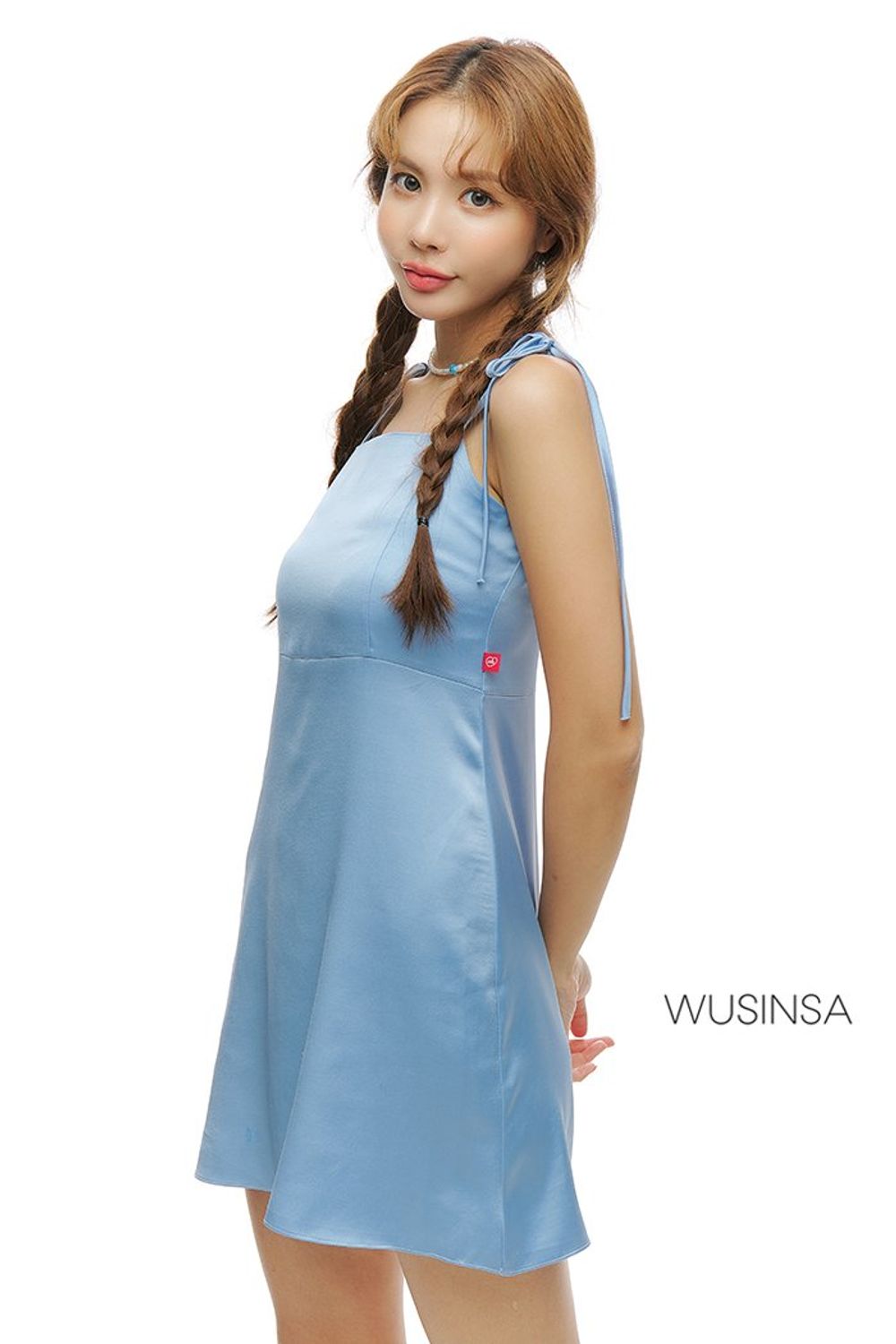 은은한 블루 컬러의 미니 원피스와 짧은 기장의 플라워 블라우스를 재킷으로 연출한 걸리시 룩 #여름 #걸리시