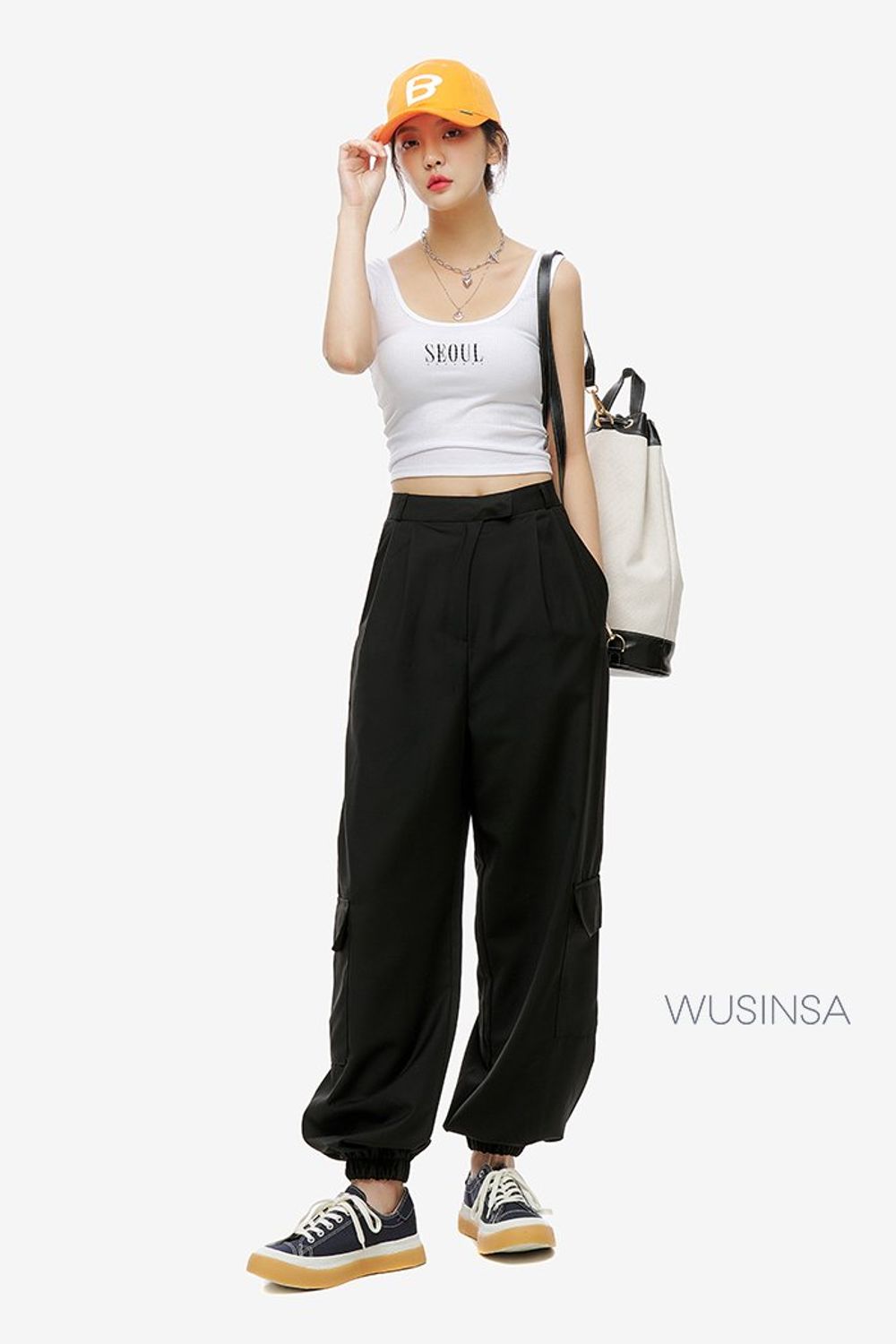 레터링 디테일의 슬리브리스와 조거 팬츠를 매치하고 오렌지 컬러 볼캡으로 포인트를 더한 스트릿 룩 #여름 #스트릿